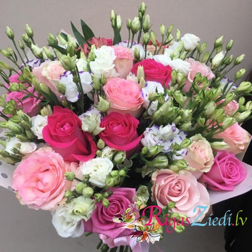 Bouquet of pink roses and white lisianthus